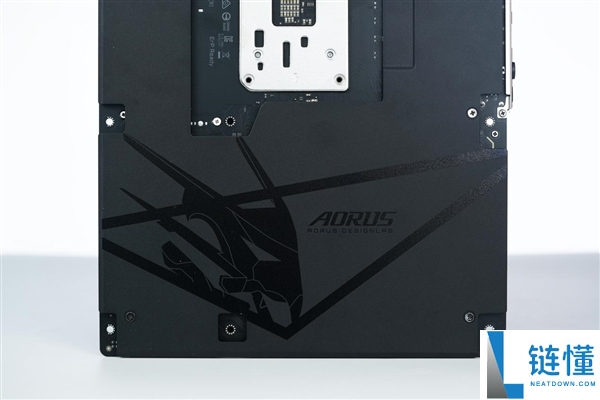 技嘉B850 AORUS ELITE X3D图赏:16+2+2相供电与4路M.2扩展详解