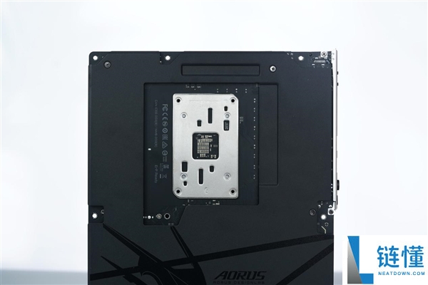 技嘉B850 AORUS ELITE X3D图赏:16+2+2相供电与4路M.2扩展详解
