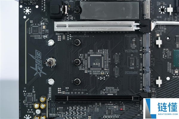 技嘉B850 AORUS ELITE X3D图赏:16+2+2相供电与4路M.2扩展详解