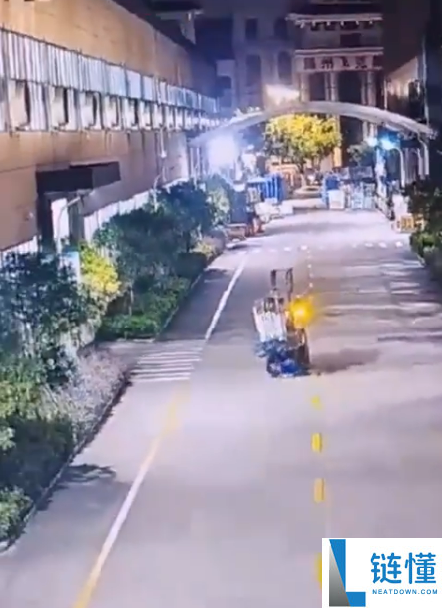 男子边走边低头看手机 误入叉车盲区遭碾压 网友评论:拿命在玩!