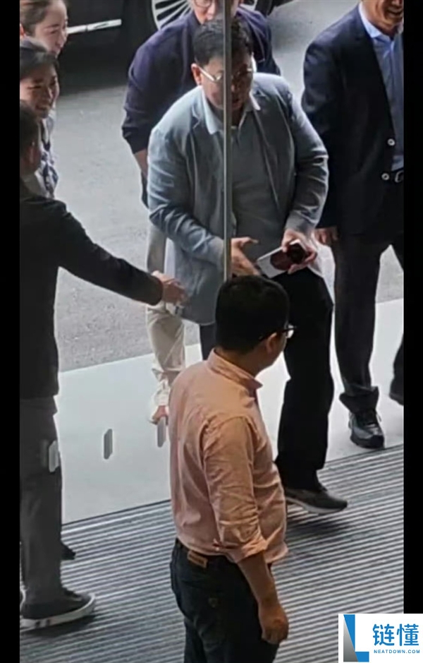 华为Mate 90 RS非凡大师渲染图曝光:双色机身设计引领潮流