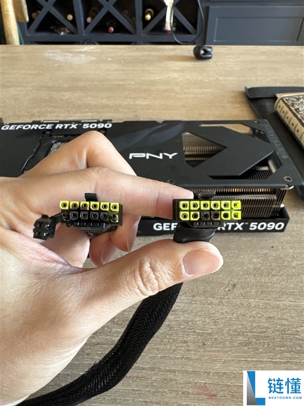 RTX 5090待机烧毁事件!官方拒绝保修原因是未使用原装显卡线