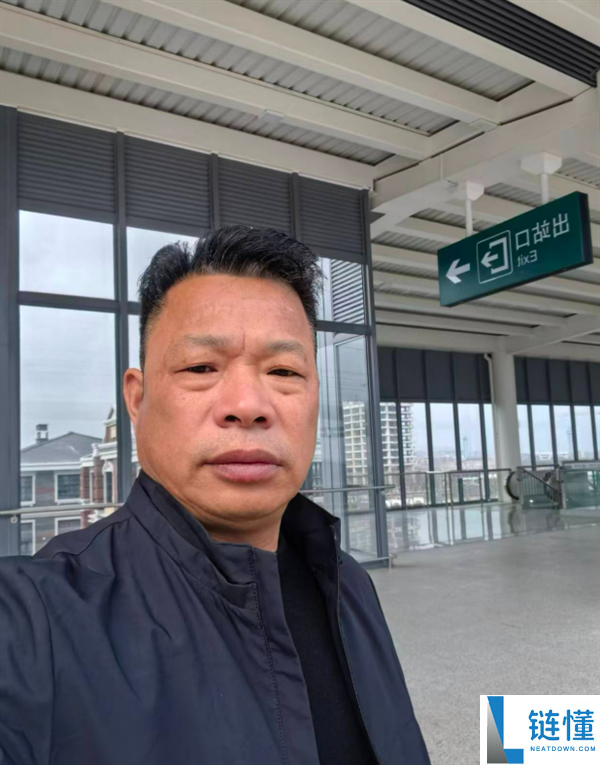 53岁理想车主回忆高速救援特斯拉女司机瞬间：无畏的勇气与紧急时刻的决策