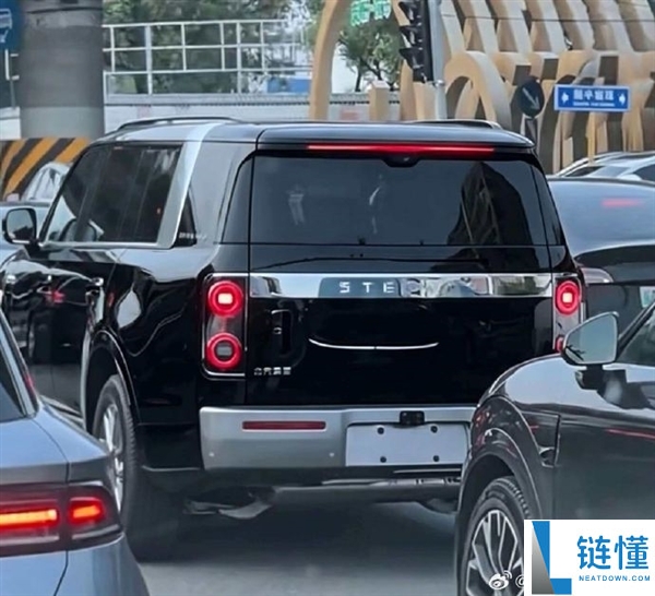 享界MPV新车路试谍照曝光：支持后轮转向，量产即将来临