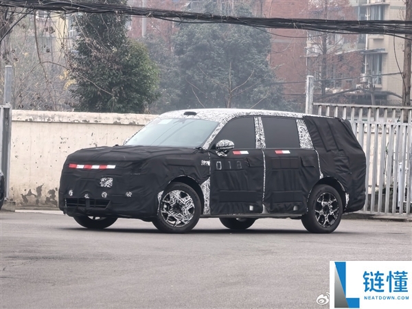 雷军揭秘小米澎程新车：昆仑架构首发，纯平地板与长滑轨设计解析