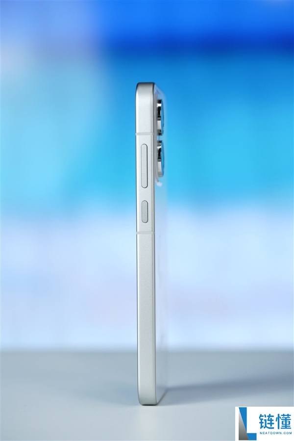 OPPO Reno16图赏：首创3D冰透悬浮设计解析