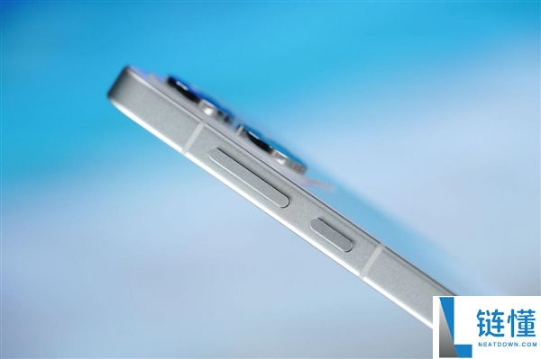 OPPO Reno16图赏：首创3D冰透悬浮设计解析