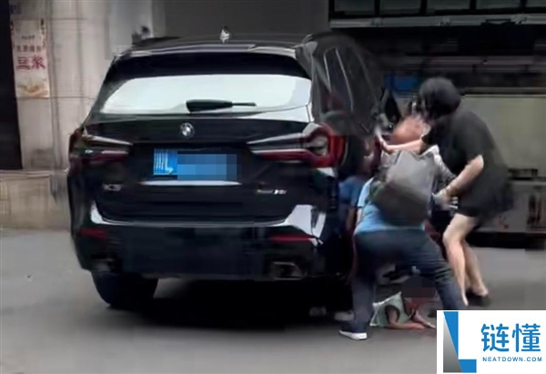 幼童被SUV卷入车底，路人合力抬越野车救援惊险瞬间