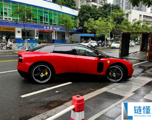 法拉利首款纯电车型Luce热销，一车难求：下单需等两年才能提车
