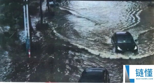 暴雨中故意淹车骗保12万，车主获刑并需赔偿3万