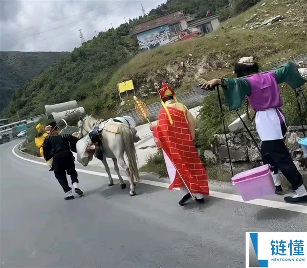 网友进藏公路偶遇唐僧师徒四人，重现西游记经典队形