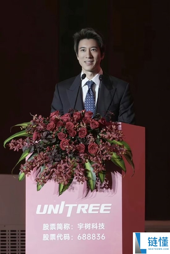 王力宏揭秘与宇树合作背后的故事：演出前夜机器人Bug，宇树团队通宵修复代码