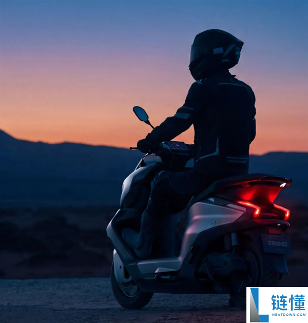 7999元起发布的极核全新电动摩托车AE6系列，顶配版续航可达204公里