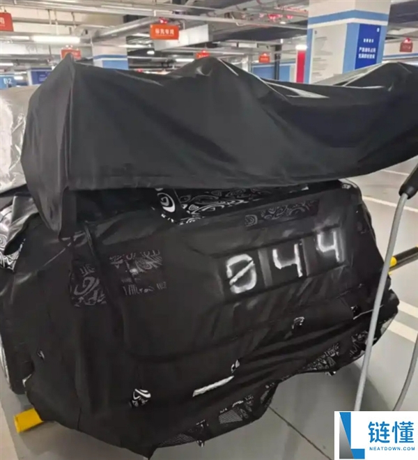 新款小米SU7 Ultra曝光：后悬加长至5.5米，超大尾翼尺寸惊人！