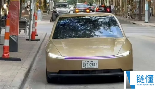 特斯拉Cybercab试乘遭遇翻车：停路中接客引发鸣笛警告