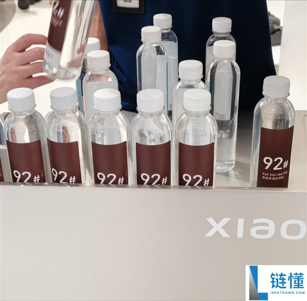 小米门店发放92号矿泉水 网友调侃：小米澎湃引擎能加92号汽油