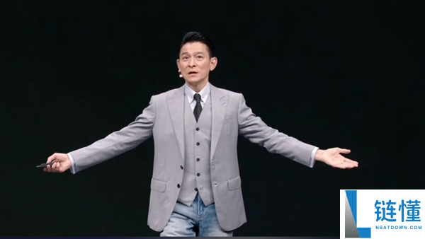 刘德华华为Mate XT 2发布会现场深情献唱《非凡》