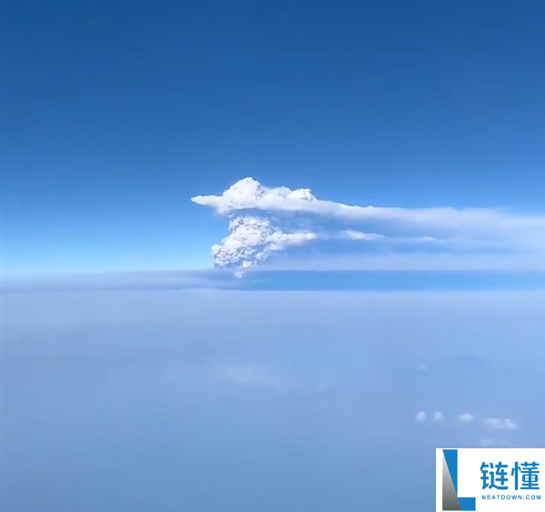 印尼3天内接连喷发3座火山 8座机场紧急关闭