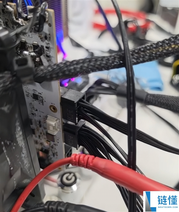 全球首款8pin供电RTX 5090：900W极限测试1小时线缆温度仅35℃