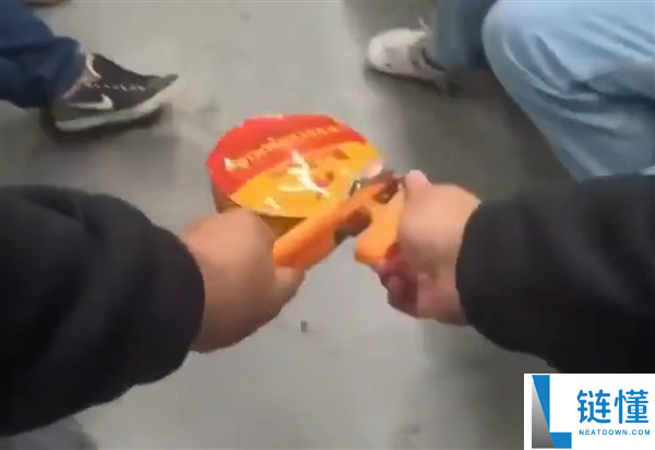 墨西哥地铁恶作剧：网红开鲱鱼罐头致臭味值高达8070AU引发群殴事件