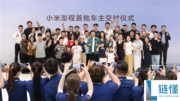 雷军为小米澎程首批车主开车门 现场人潮涌动 众人高呼雷总