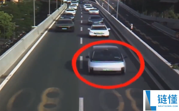 成都启用AI监测系统治理“龟速车”，行驶200米超车18次！