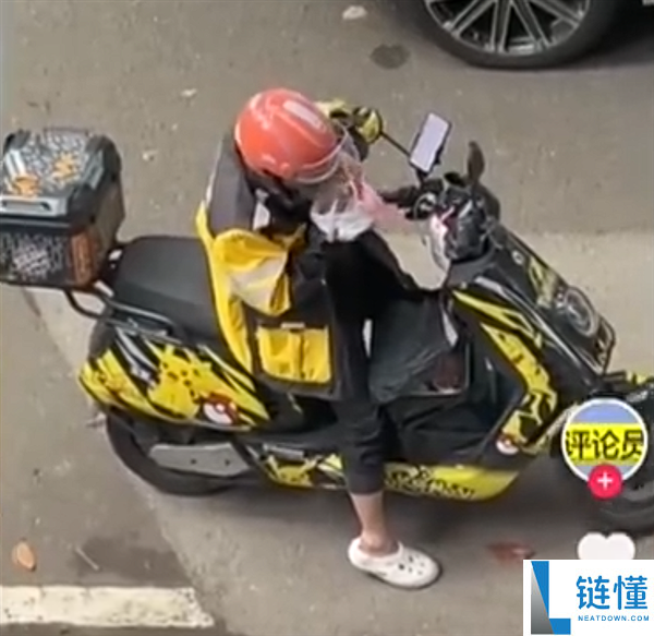 外卖员吐口水事件真相揭晓：为推销封签摆拍，三人被抓！