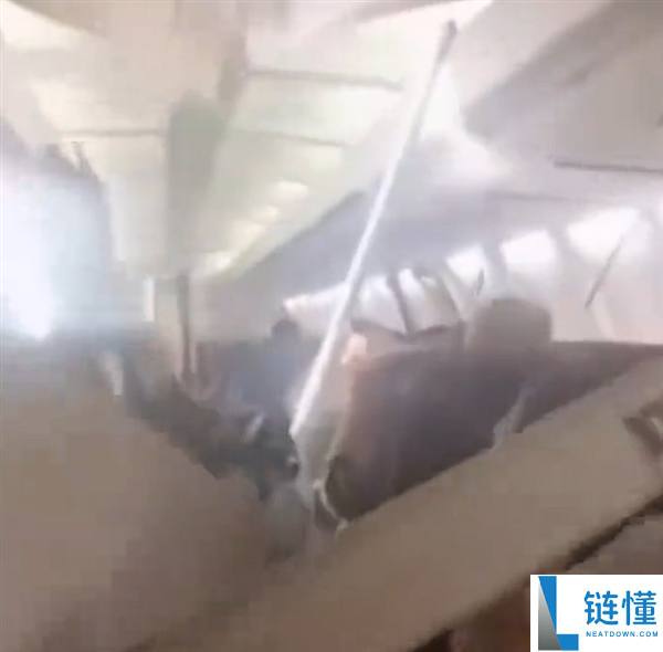 波音737起飞剧震，乘客心理阴影加深：天花板坠落事件解析