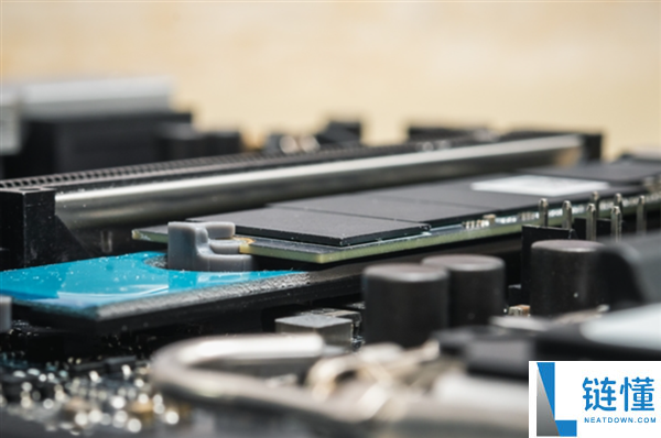 美光推出全球首款512GB DDR5 RDIMM内存模块 单台服务器内存突破12TB