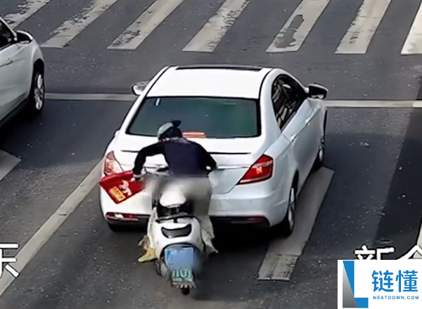 女子骑摩托追尾红灯汽车后反责：他不该停在这里！