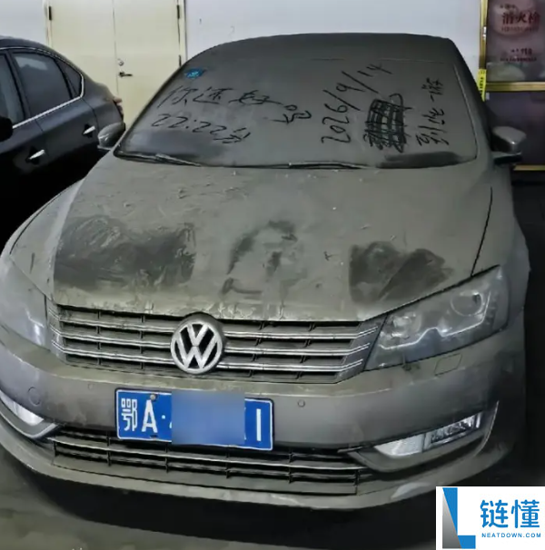 高铁站私家车停7年欠费近6万，拖走难度大揭秘！