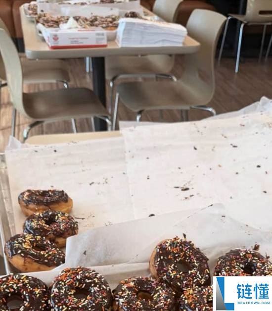 顾客订购6000个甜甜圈，店家照单全做并免费送货！