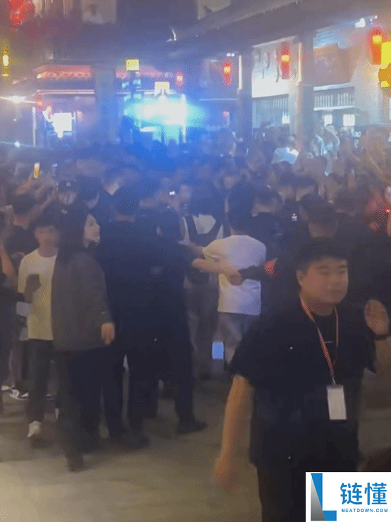 63岁李连杰亮相太极大会，影迷围堵热情不减！