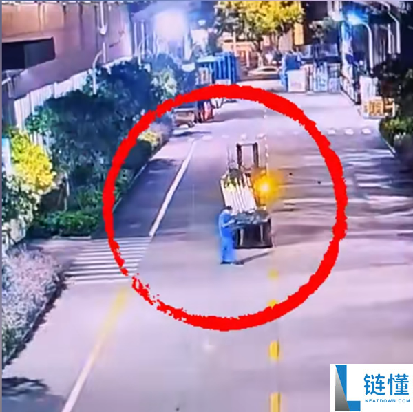 男子边走边低头看手机 误入叉车盲区遭碾压 网友评论：拿命在玩！