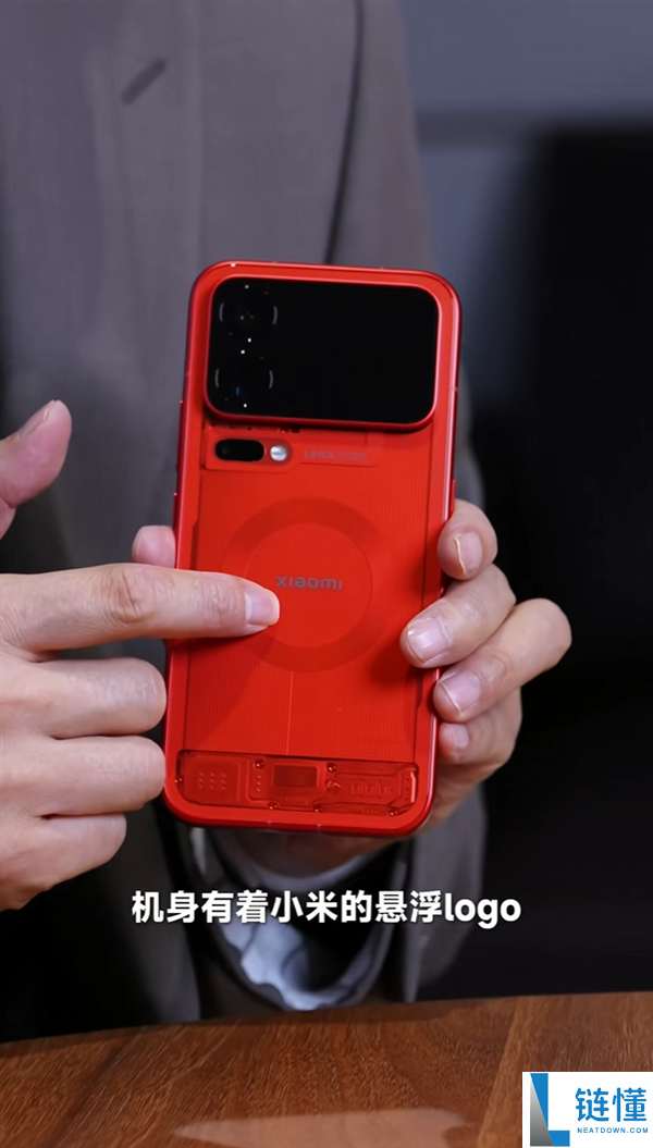 小米18 Pro透明特别版开箱：卢伟冰揭秘时尚艺术品，送礼与收藏皆宜