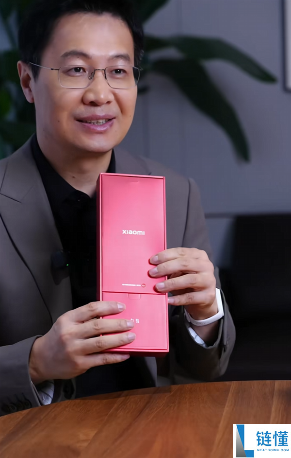 小米18 Pro透明特别版开箱：卢伟冰揭秘时尚艺术品，送礼与收藏皆宜