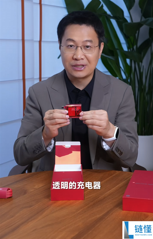 小米18 Pro透明特别版开箱：卢伟冰揭秘时尚艺术品，送礼与收藏皆宜