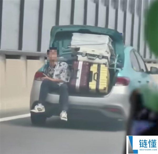 出租车后备厢绑人事件：大学生求助赶火车，司机已停运受罚